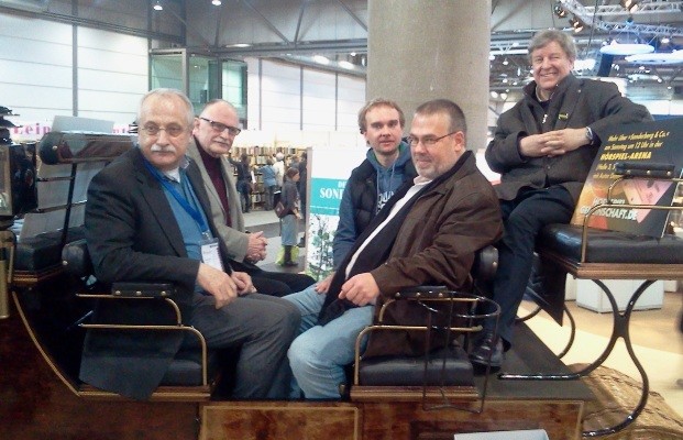 Harald Dziubilla, Michael Koser, Sebastian Pobot, Jan Gaspard und Rainer Clute in der "Sonderberg"-Kutsche auf der Leiptziger Buchmesse 2011; Bild: hoerspieltipps.net